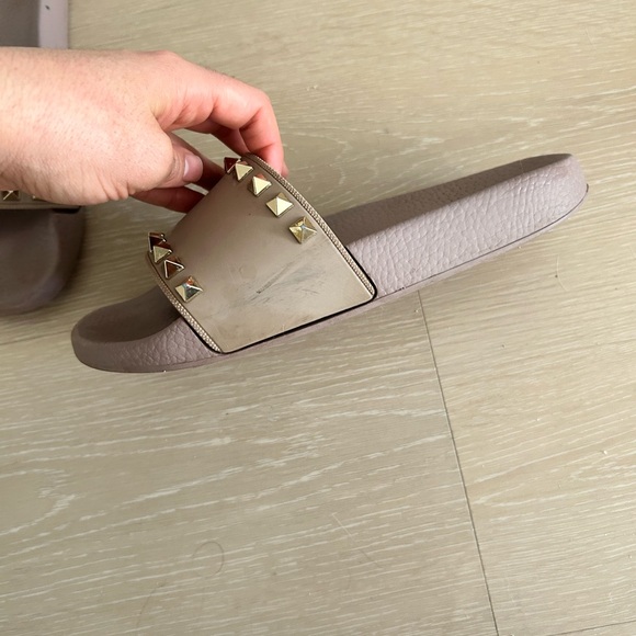 Valentino - ROCKSTUD RUBBER SLIDER SANDAL - Picture 2 of 8